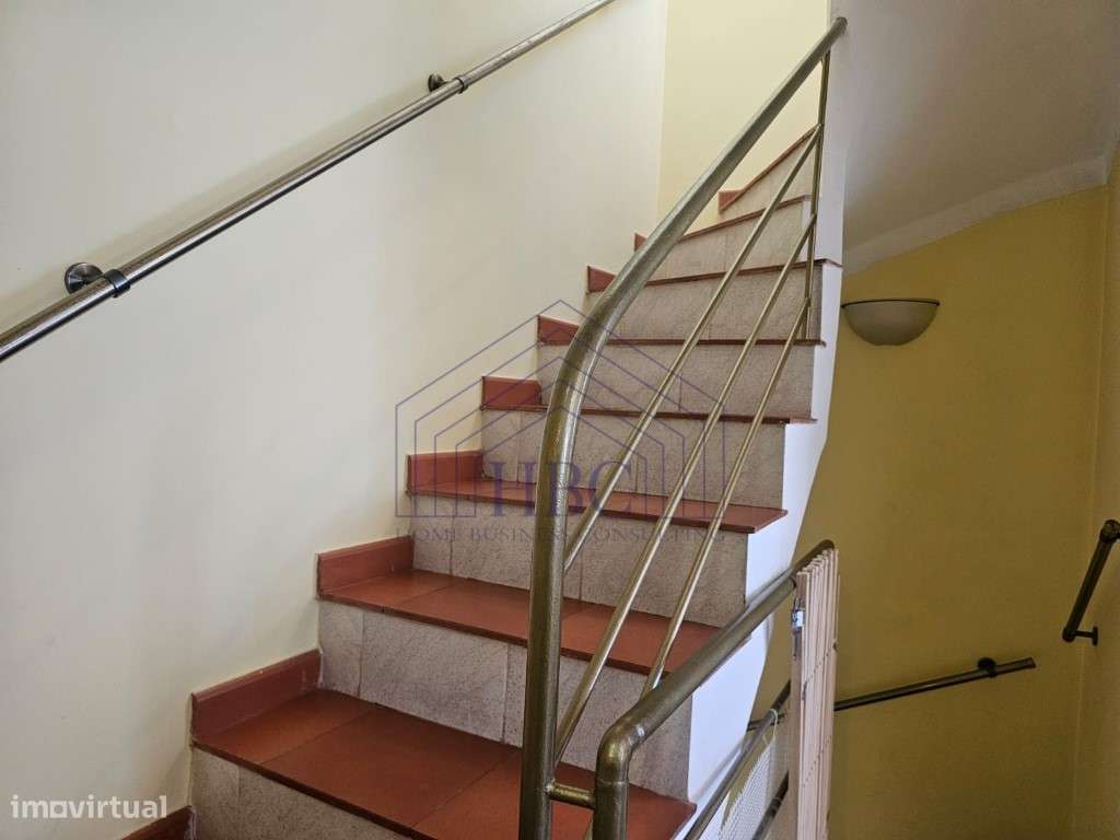Moradia T3 de três andares no centro da Fuseta-5