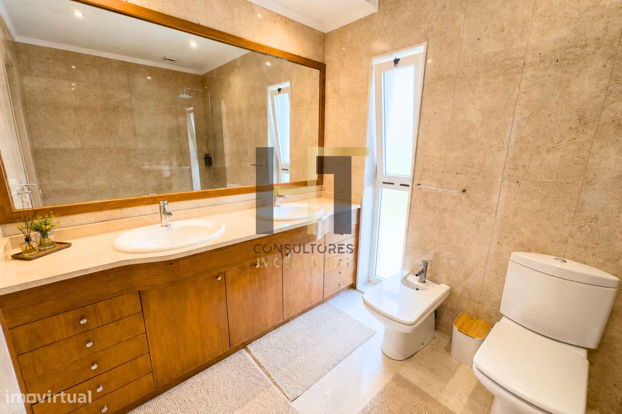 Moradia T3 | 4 Frentes | Piscina, Suite c/ Closet, Garagem 3 Carros |-15