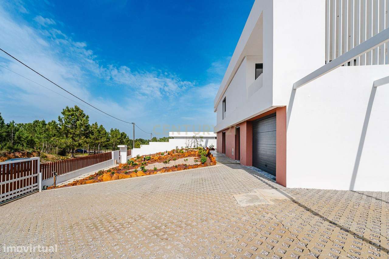 Moradia T4 em Fernão Ferro, Seixal, com Piscina e enorme Jardim-5