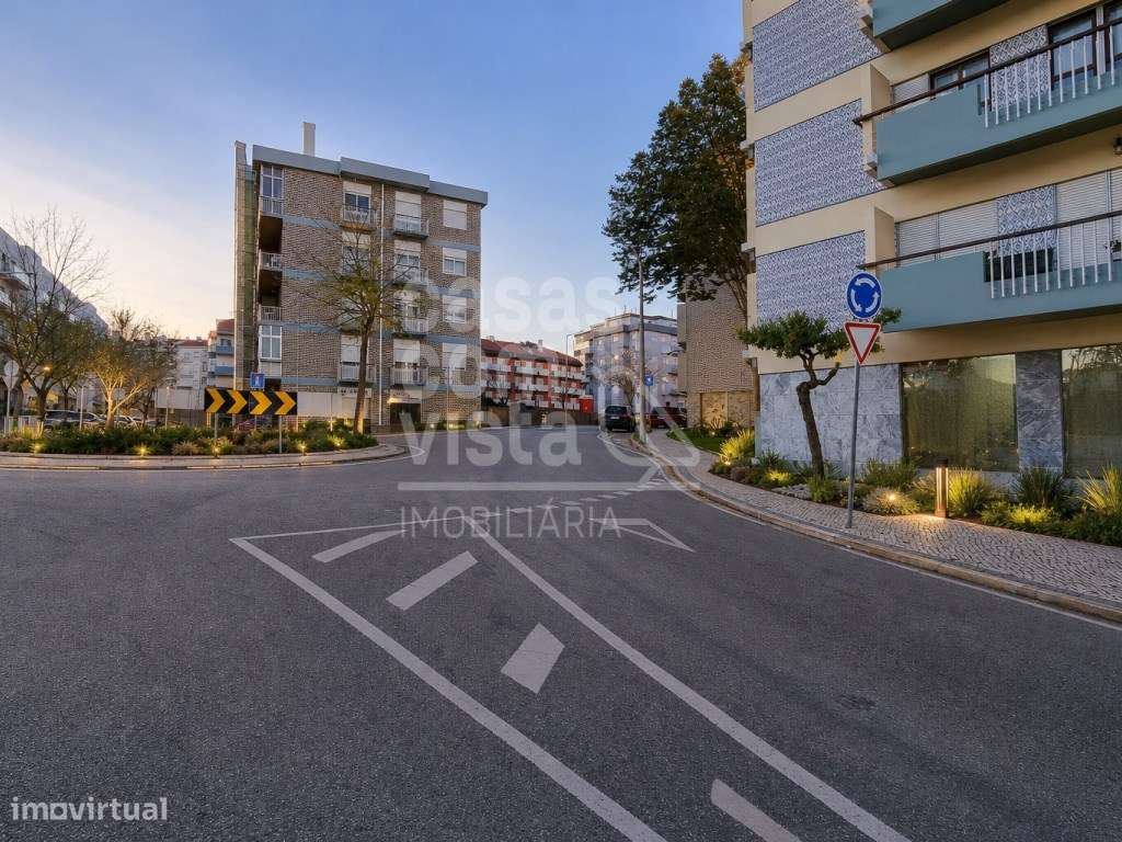 Apartmento T3+1 encontra-se situado numa das zonas mais nobres e ce...-1