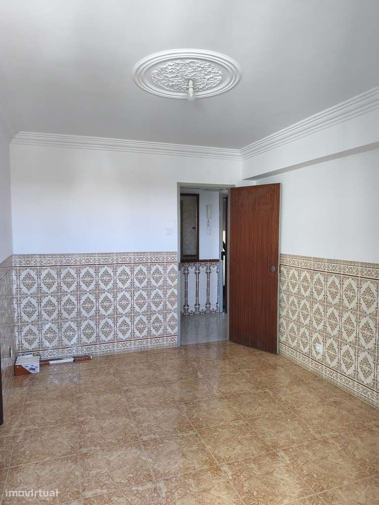 T3  Monte Abraão, varanda fechada, arrecadação e vistas desafogadas. - Grande imagem: 4/24