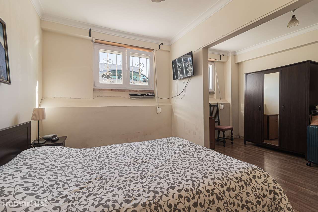 Apartamento T3 com Quintal na Amadora-12