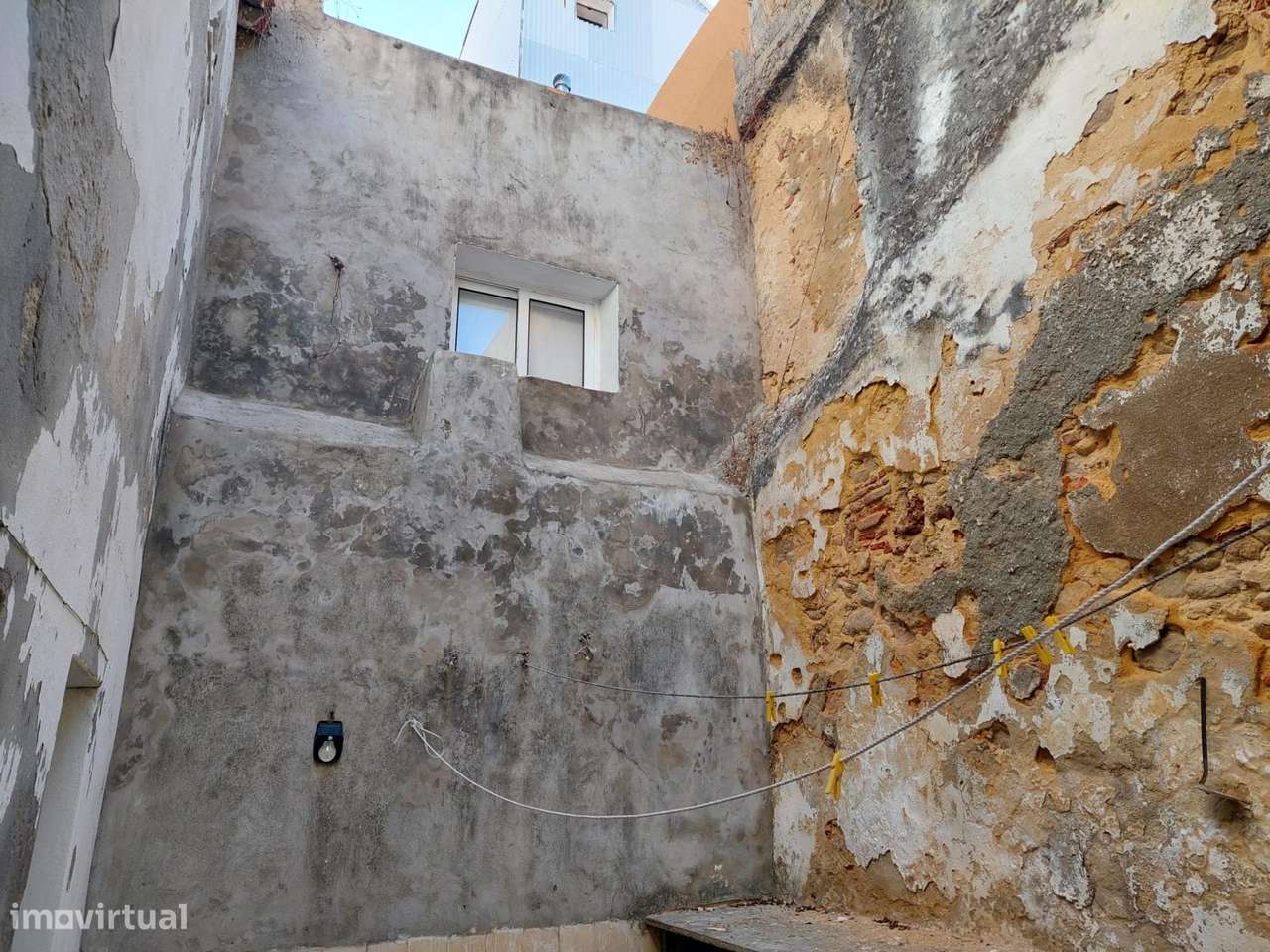 Moradia Térrea c/Logradouro na Baixa de Setúbal --Rua da Brasileira-19