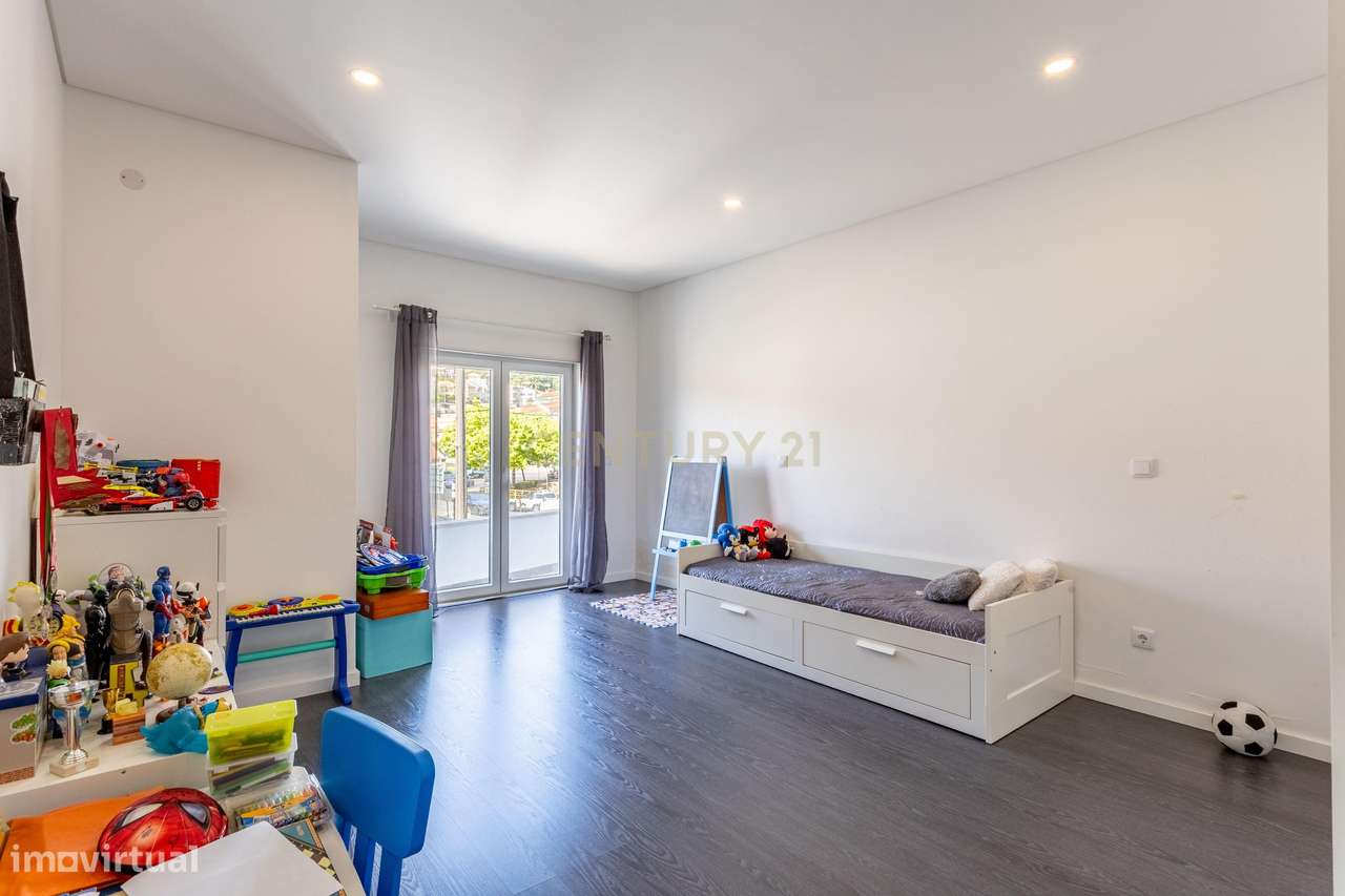 Procura espaço e conforto? Veja este T4 Duplex-15