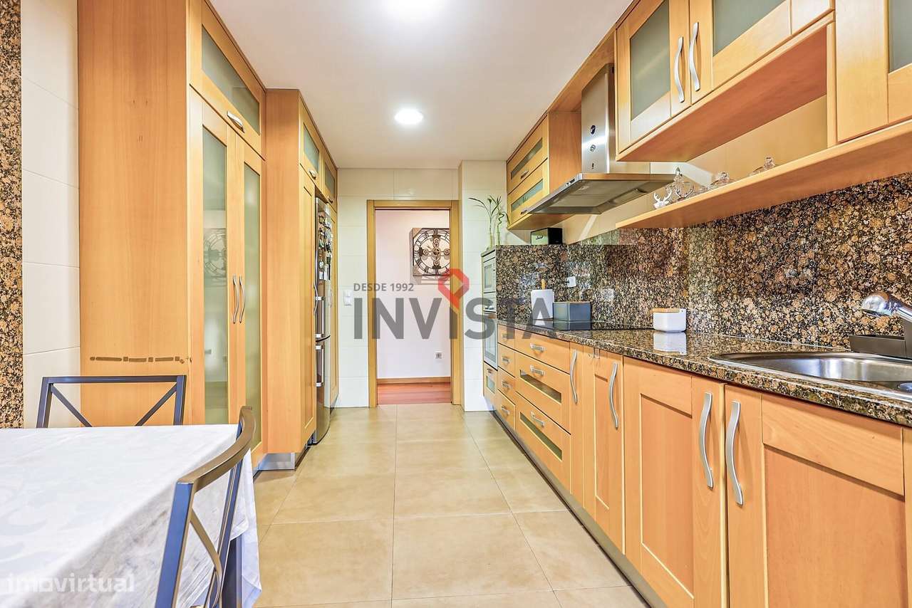 T3 com varanda e box dupla na Urbanização da Malvarosa-8