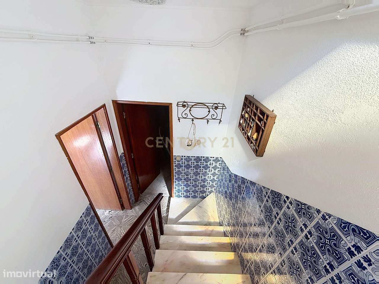 Moradia Espaçosa com 5 Quartos, Garagem Dupla e Vistas Deslumbrantes s-21