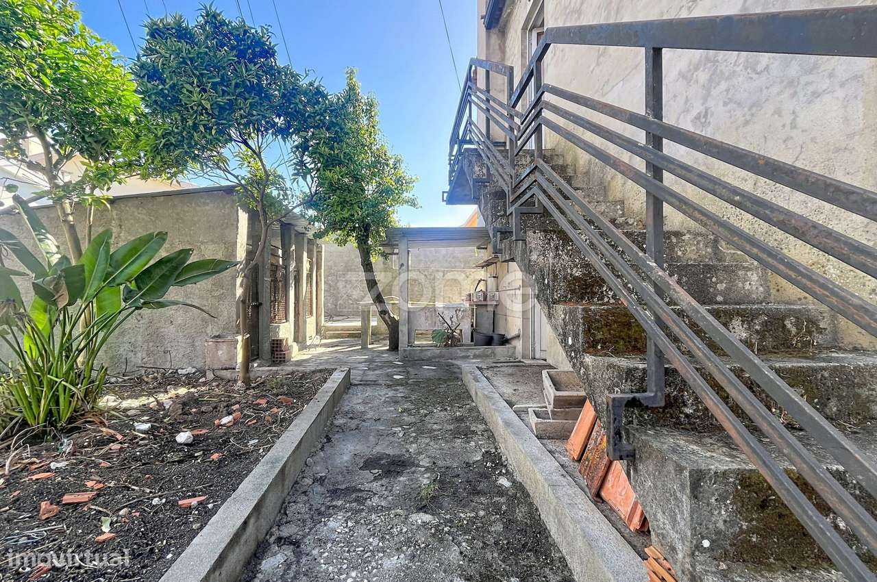 Moradia T4 com jardim e espaço exterior-35
