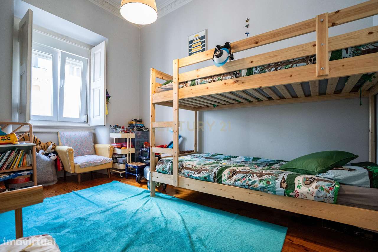 Apartamento T3, em São Vicente, com Pé Direito Alto e Tetos Trabalhado-16