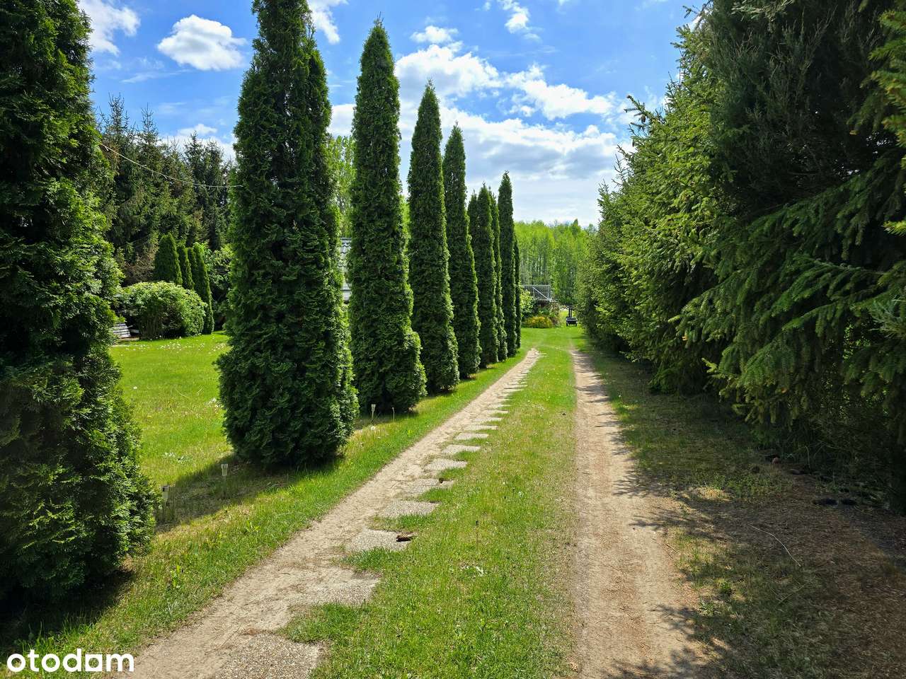 Klimatyczny dom na malowniczo zagospodarowanej działce | staw | las-9