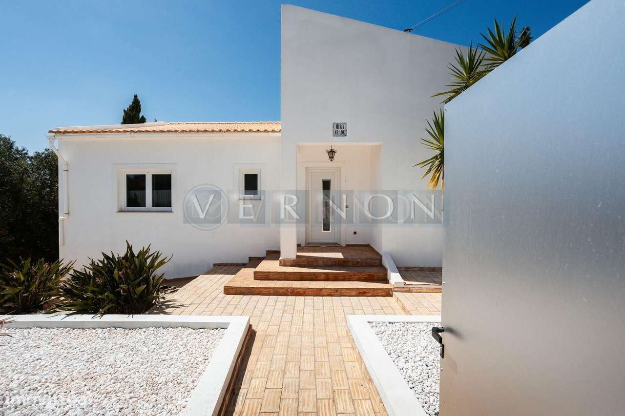 Moradia Renovada T4 com Vista Rio Arade, Piscina e 2.450 m² de Terreno-11