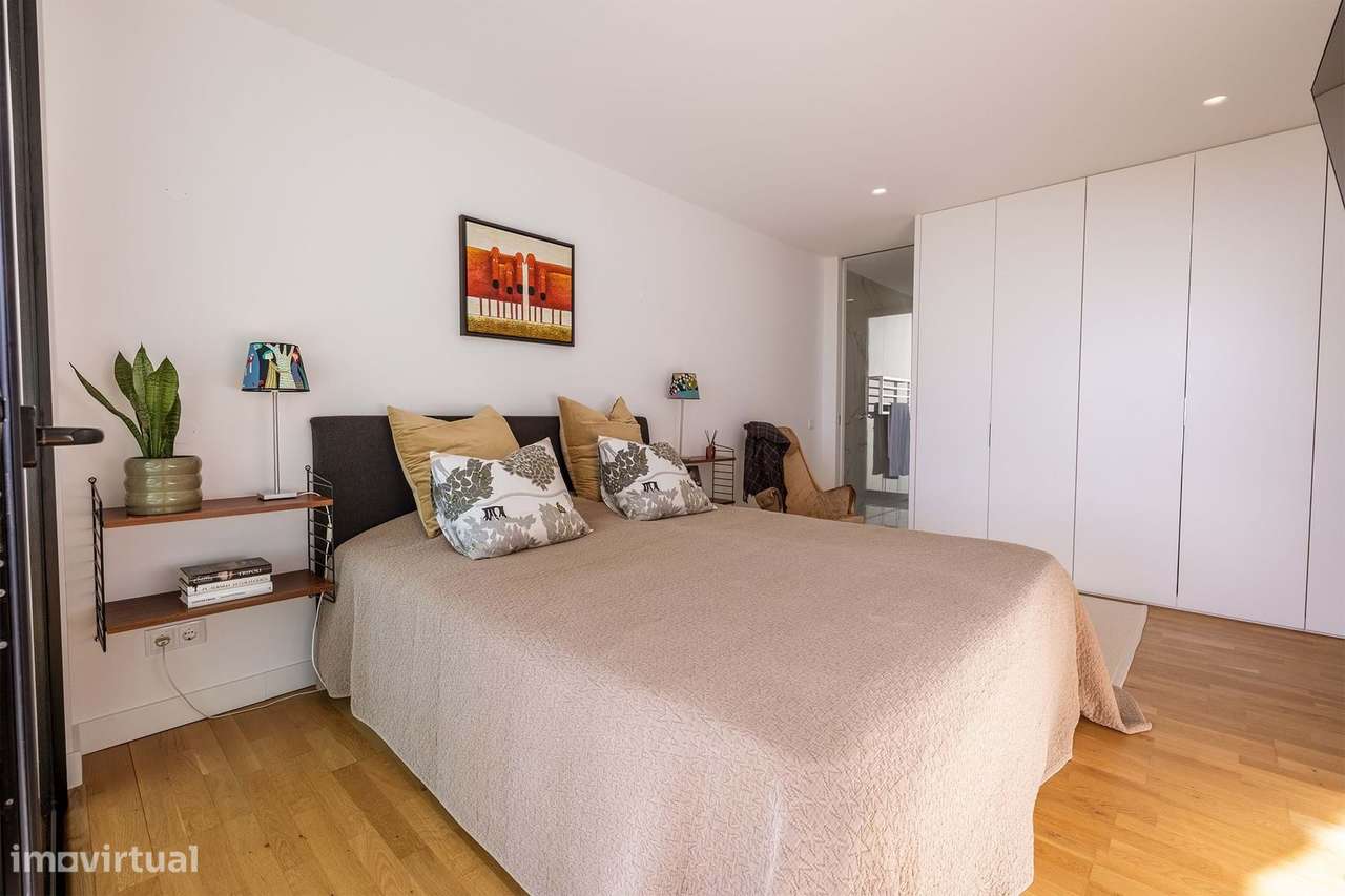 MODERNA E LUXUOSA MORADIA T3 COM PISCINA E GARAGEM PERTO DA MARINA DE-41