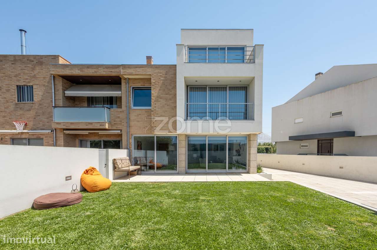 Moradia T4 vista mar, 3 frentes, jardim, garag p/ dois carros Aguda - Grande imagem: 1/60