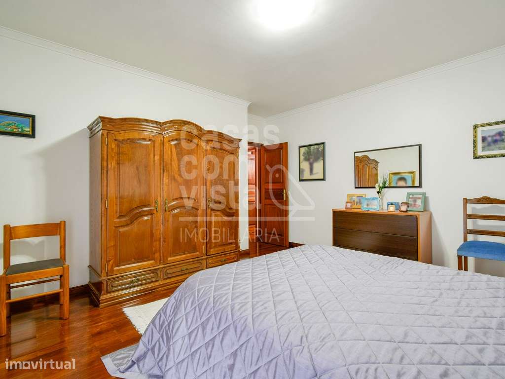 Moradia T4 em Leiria com garagem dupla e cave, ideal para projeto d...-17