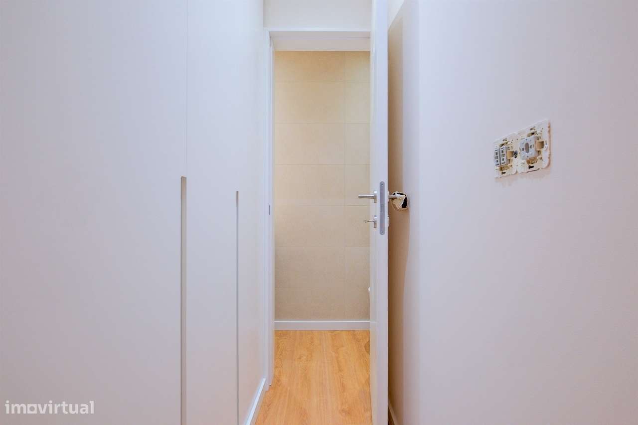 Apartamento T1 com garagem, totalmente remodelado, em condomínio com p-12