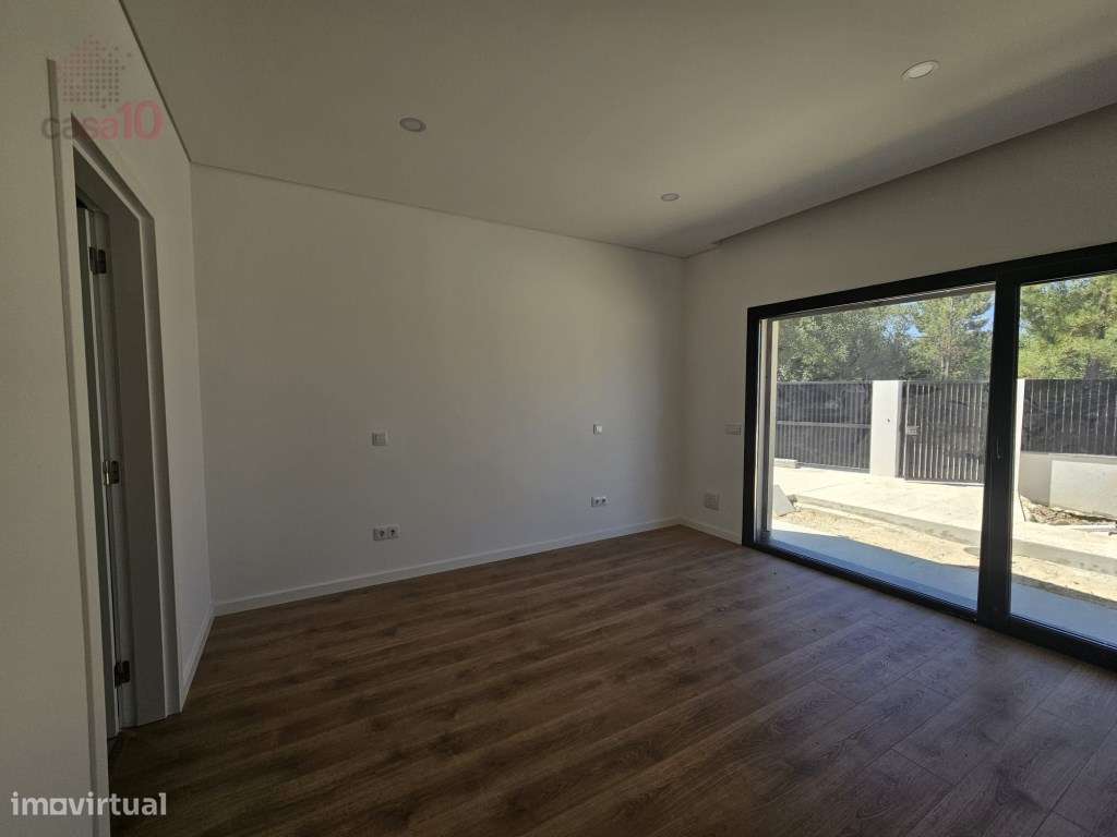 Moradia com piscina, para venda em Brejos de Azeitão-16