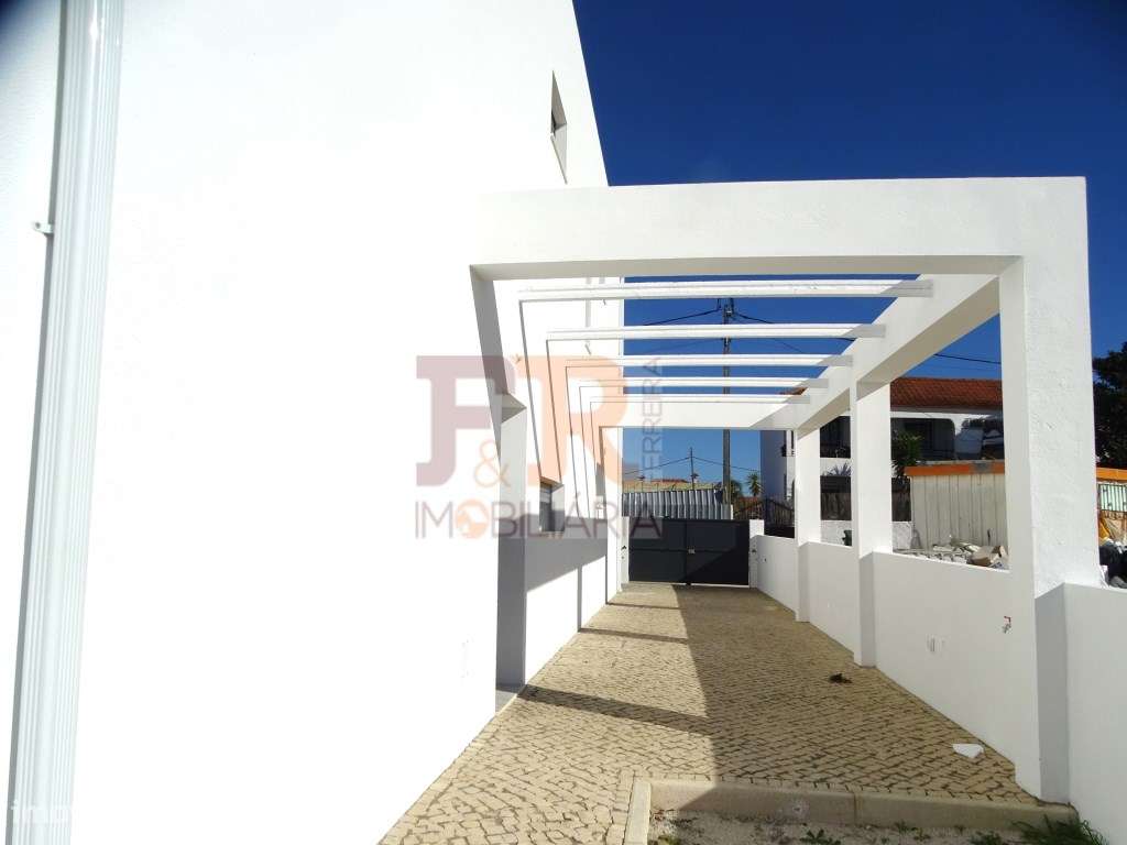 Geminada Duplex T3 Duas Suites com Pérgula Fernão Ferro - Grande imagem: 4/51