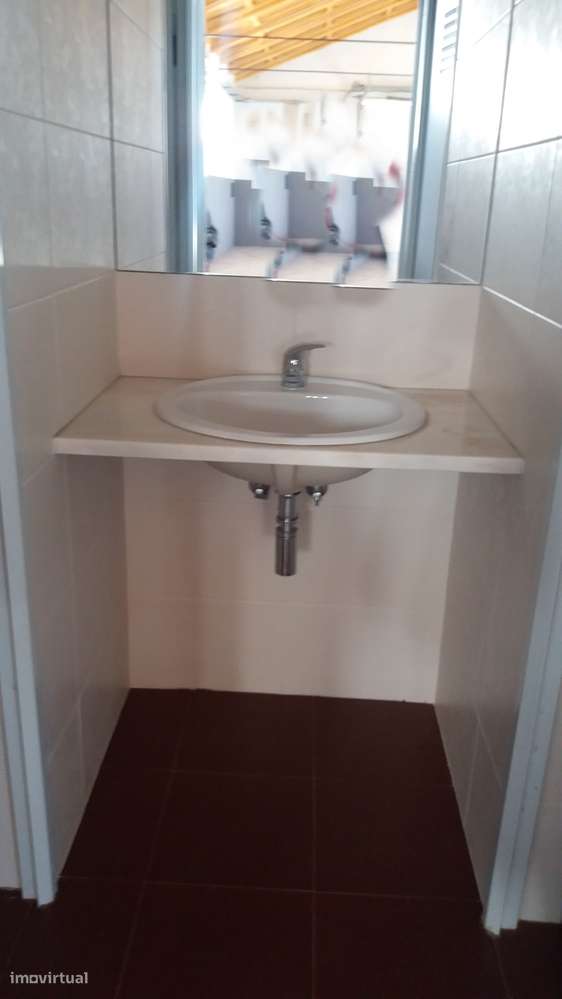 Magnifica propriedade constituída por armazém e moradia bi-familiar.-7