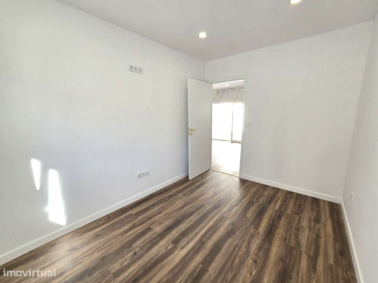 Fantástica Moradia T2 Totalmente Renovada, Independente em Setúbal-5