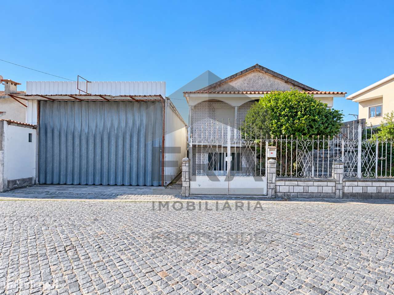 Amorim: Terreno de 1.775 m² com Moradia e Armazém-0