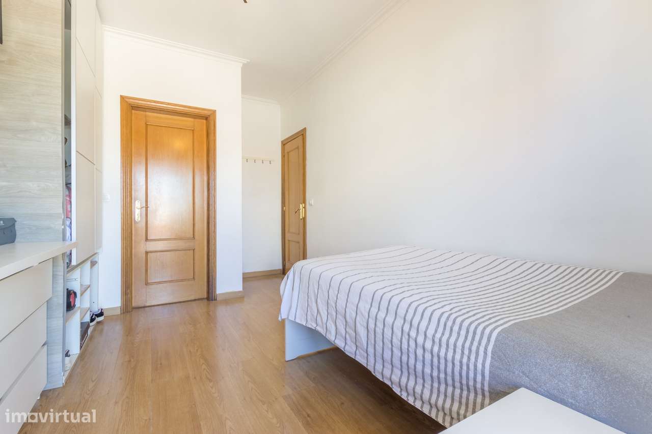 Moradia geminada T3 na Quinta do Conde com piscina, garagem e jardim-20