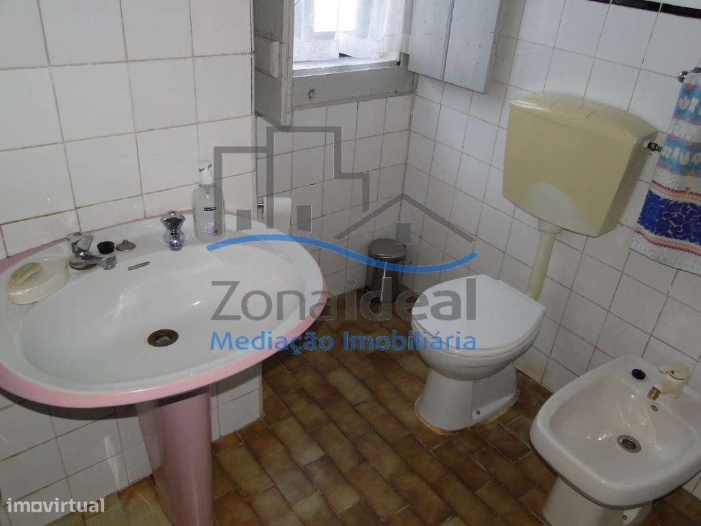 Moradia com dois pisos, nove divisões, anexos, garagem e logradouro...-10