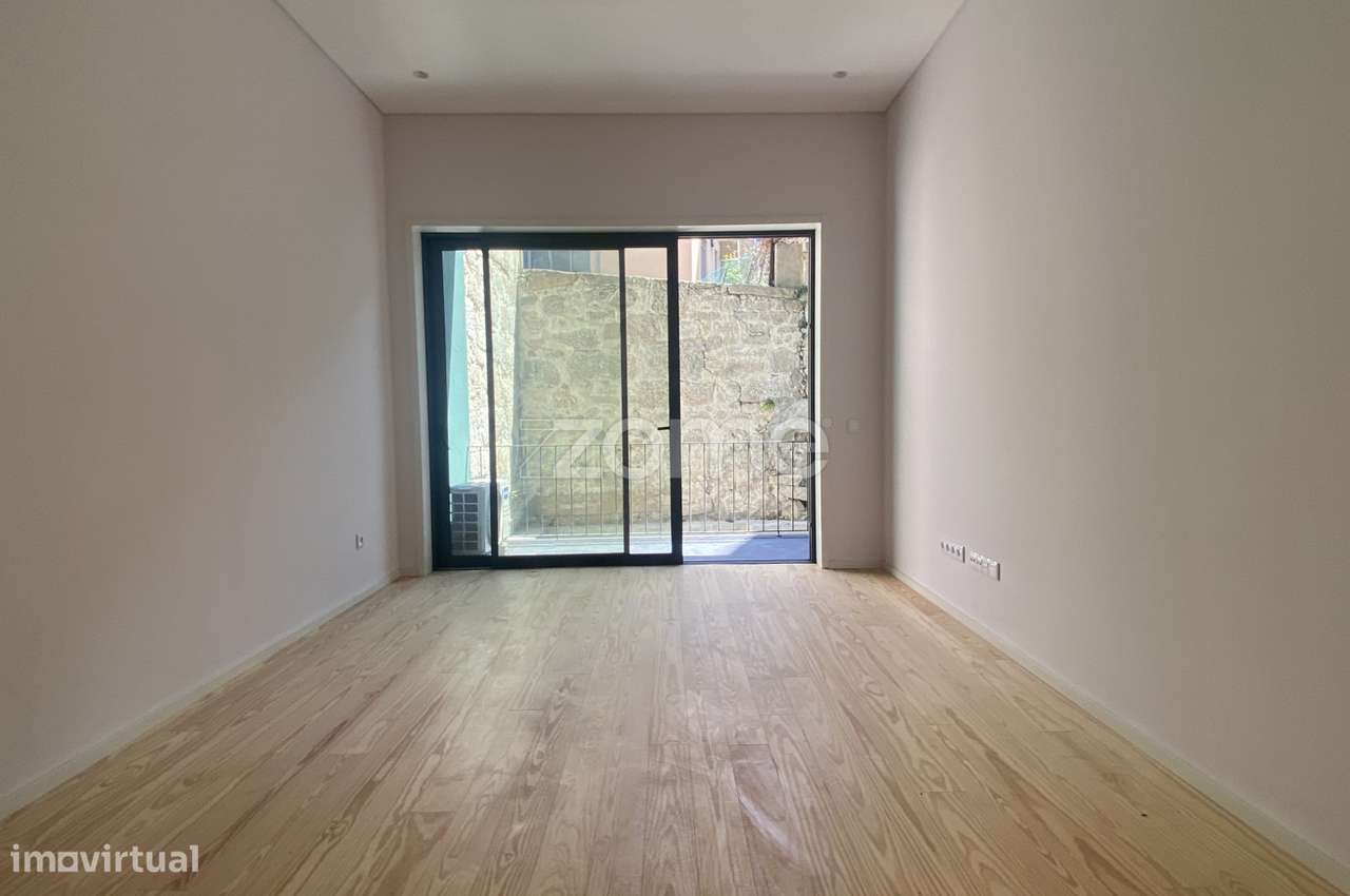 Apartamento T1 compátio próximo ao metro da Trindade - Grande imagem: 3/18