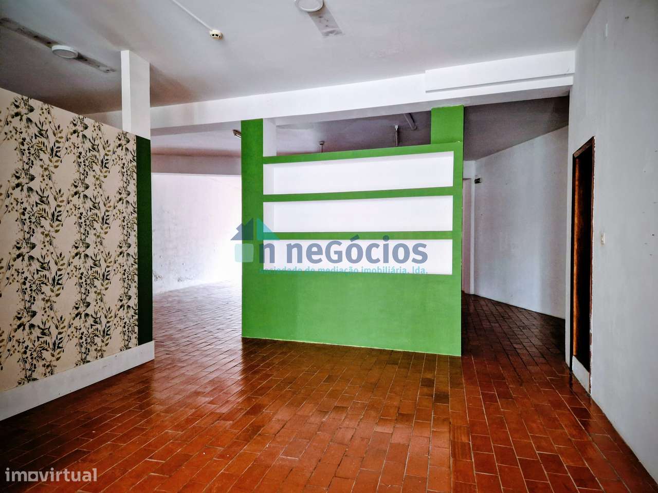 Loja para comércio com terraço- conversão em habitação em processo-4