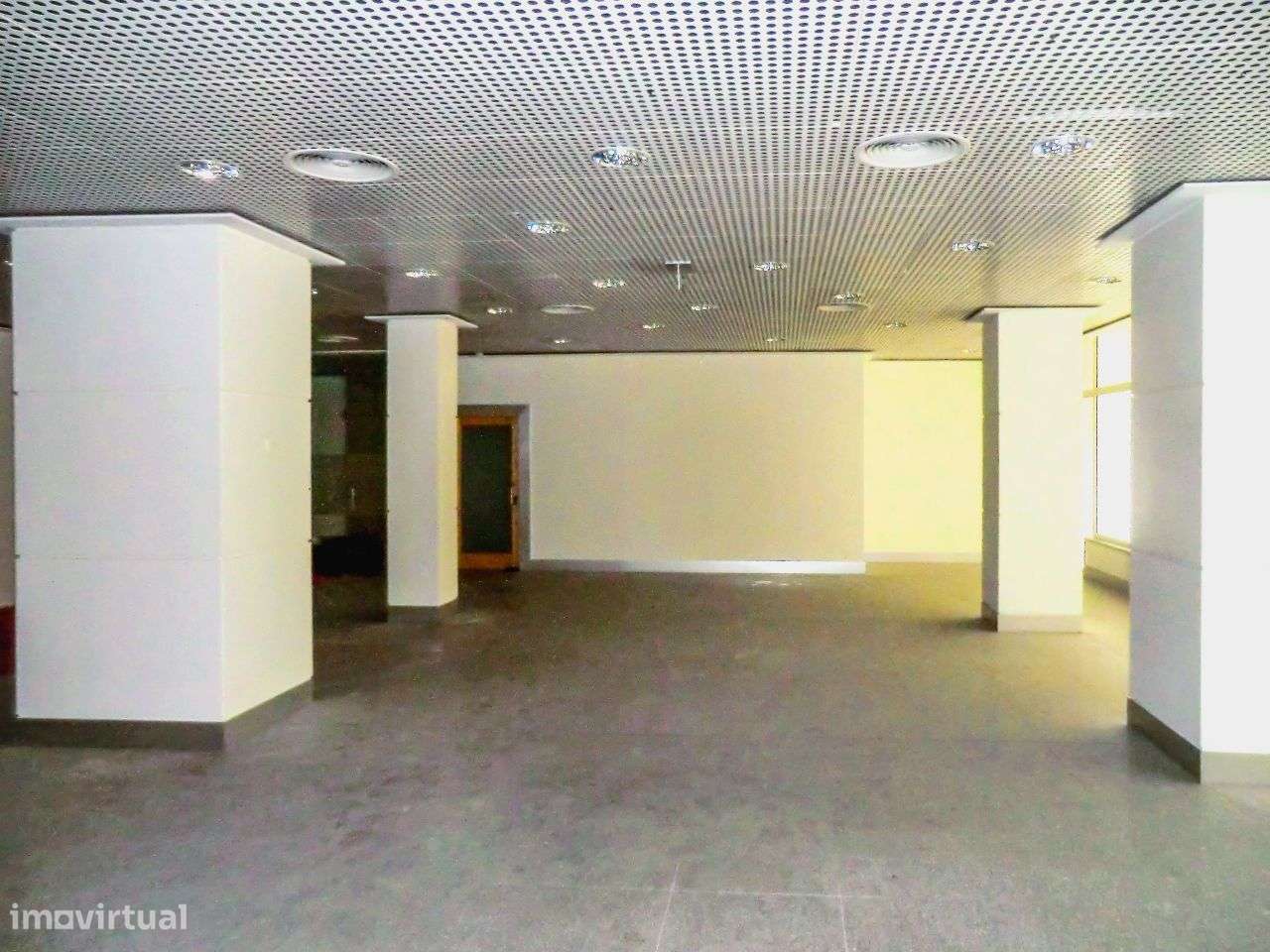 Loja na Av. Adelino Amaro da Costa, Forca, Aveiro - Grande imagem: 5/22