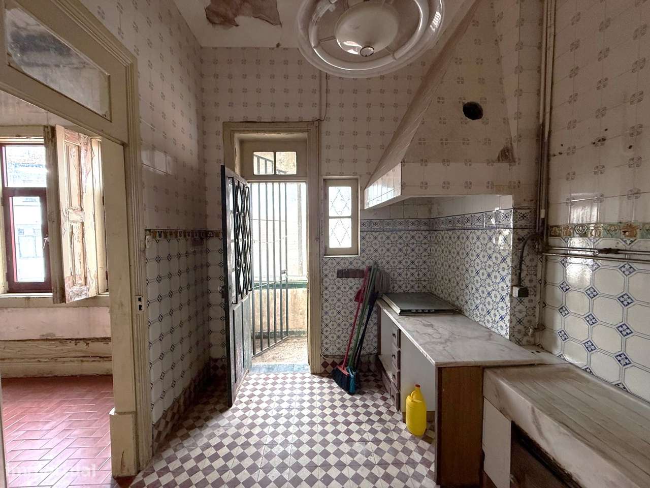 Moradia de Traça Apalaçada com Lojas  no Centro Histórico de Ovar-35