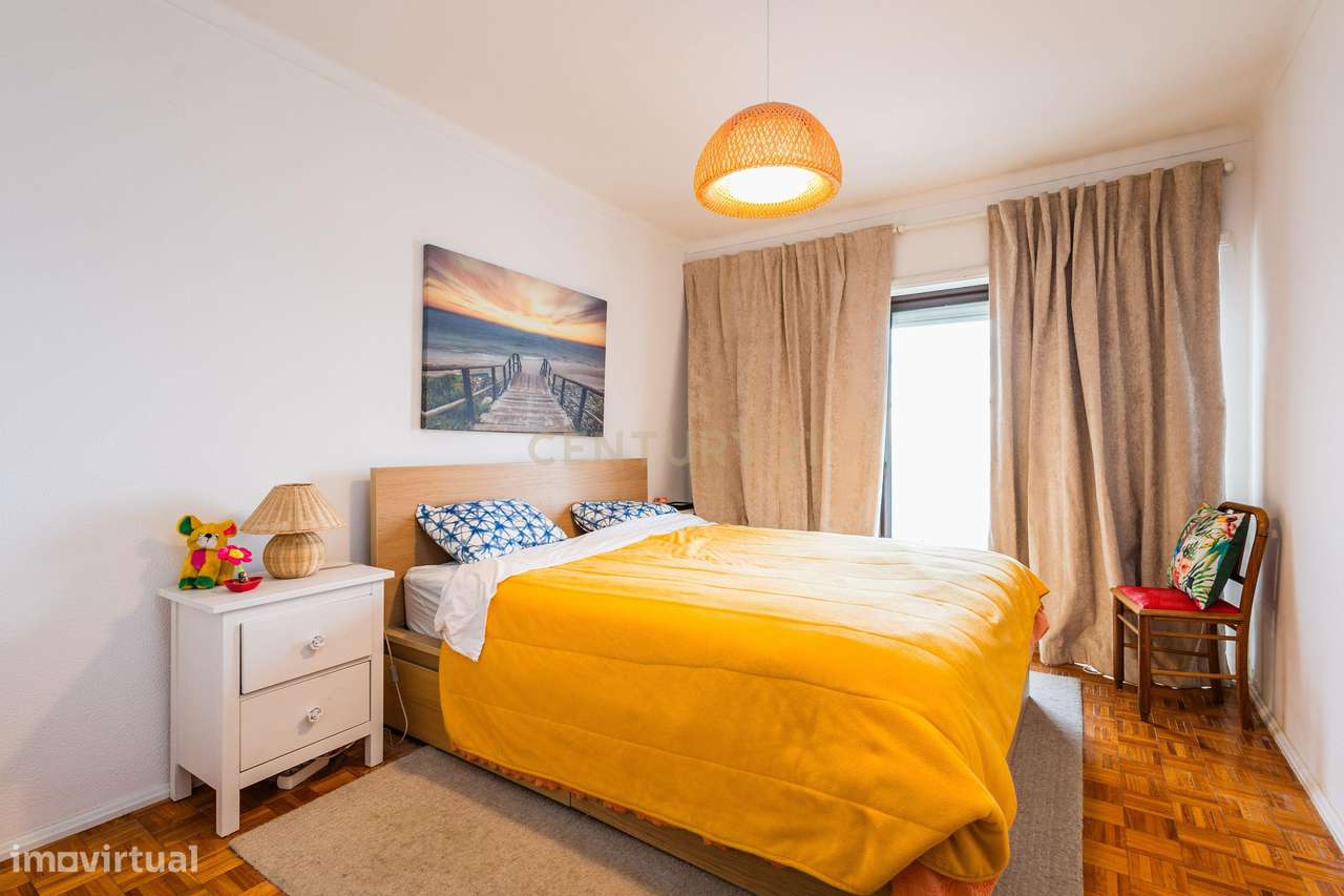 Apartamento T1 Mobilado || Elevador e Garagem || 1ª Linha da Praia do-16