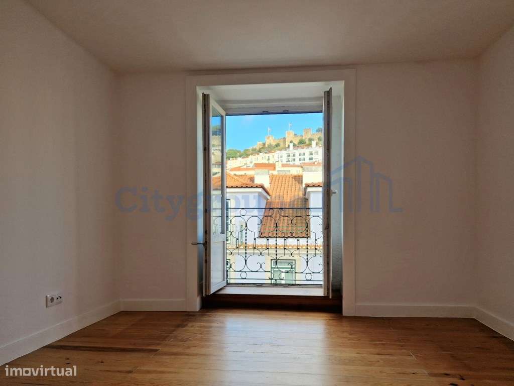 Apartamento T3 na Rua dos Fanqueiros, com vista para o Castelo de S...-15