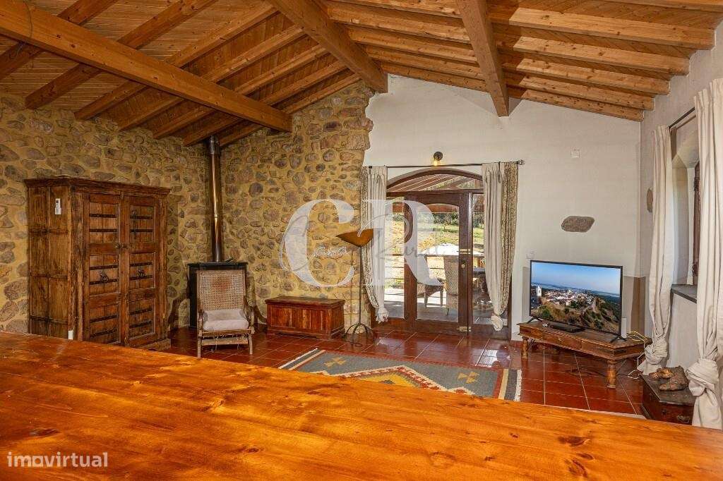 Fantástica moradia isolada em pedra com 3 quartos, varanda, pátio, ter-9