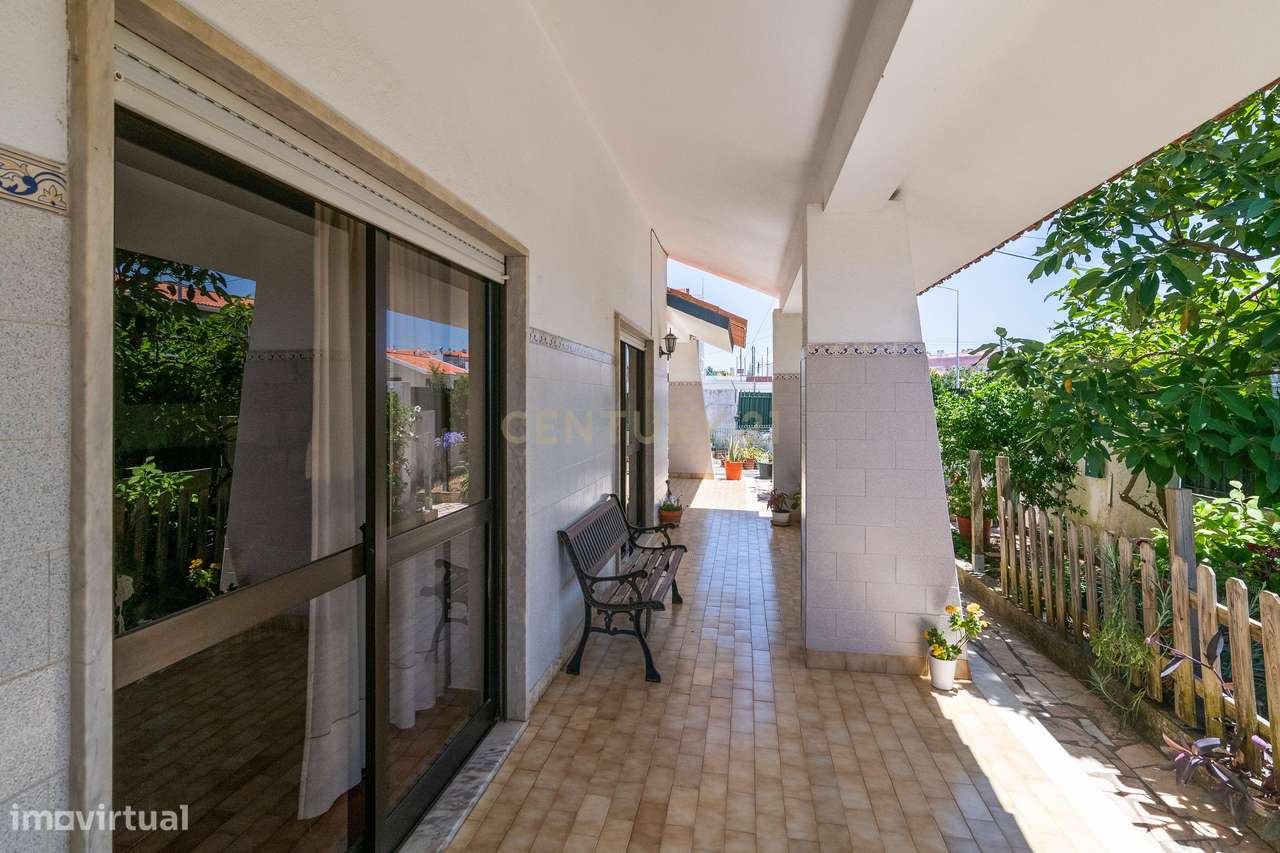 Moradia T4 com Anexo T2 Independente | 400 m² de Construção | Lote de-1