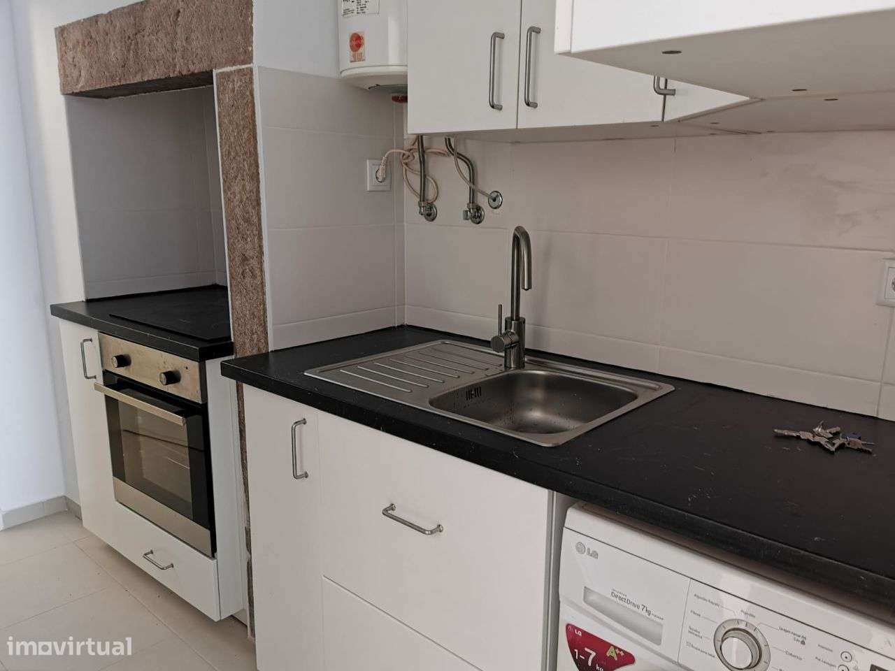 Prédio localizado perto do Instituto Superior Técnico, Lisboa - Grande imagem: 5/21