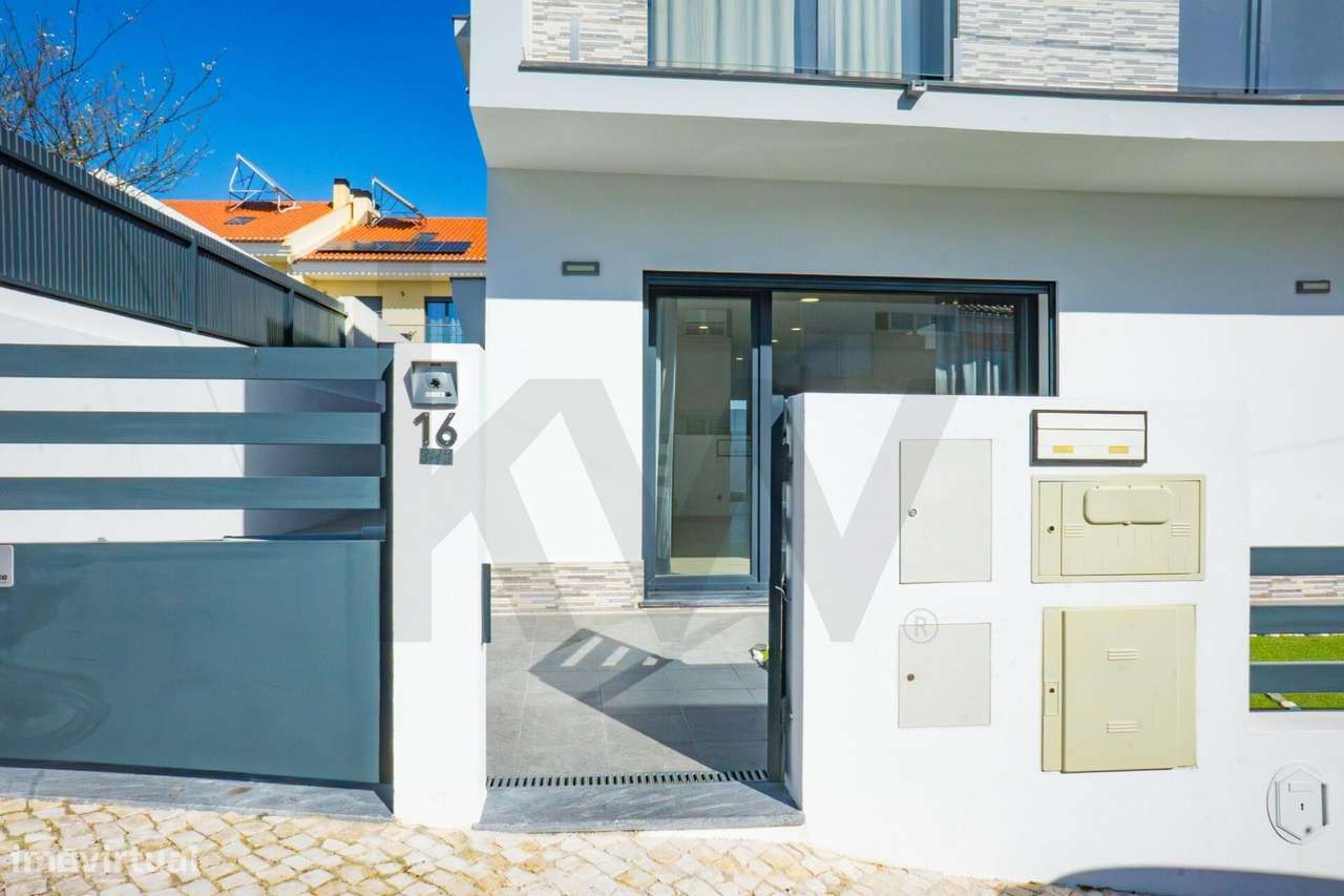 T3 Isolada em Famões: A Estreia Perfeita para a sua Família - Grande imagem: 4/53