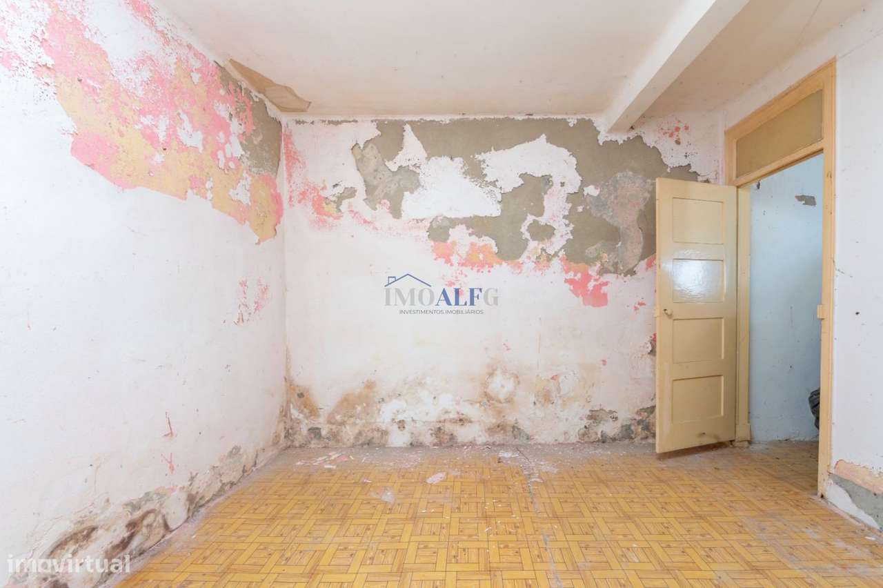 Predios para reabilitação no coração do Montijo-17