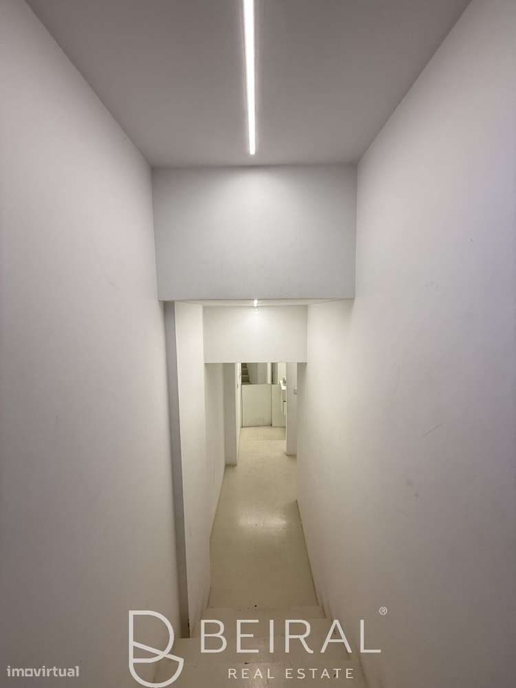 Espaço comercial espaçoso e luminoso no centro de Lisboa-17