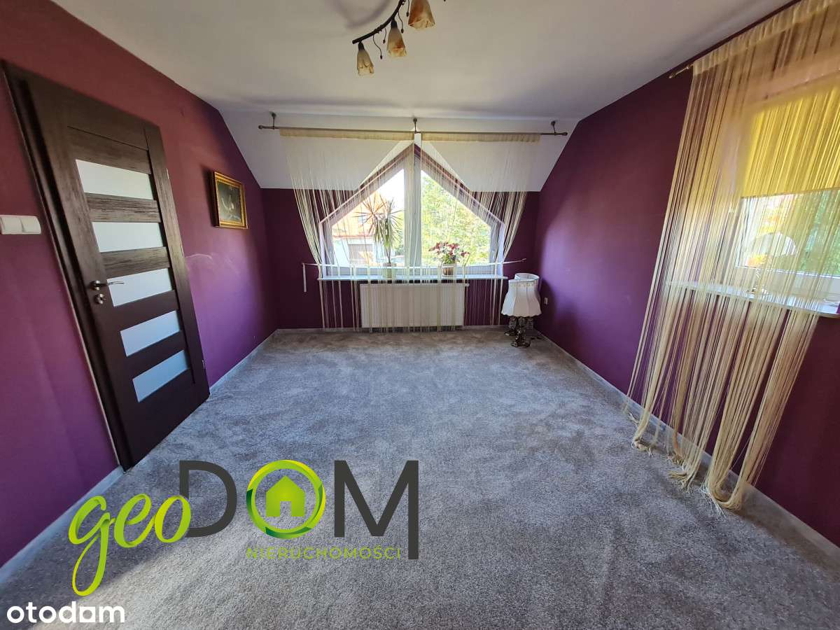 Przestronny dom o ciekawej bryle na dużej działce.-10