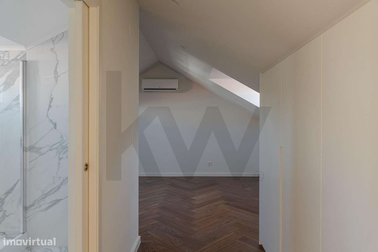 Apartamento Duplex T2+1 com Garagem e Terraço na Estrela-24