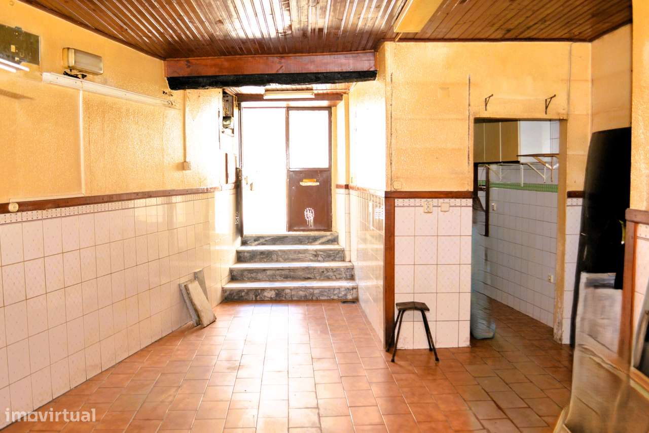 Moradia T4 com amplas áreas e localização privilegiada - Grande imagem: 5/11