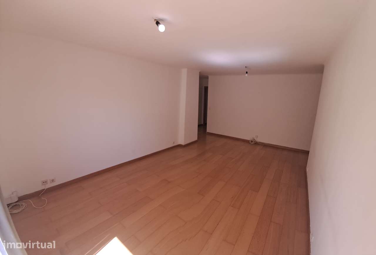 T2 Moderno c/ Varanda, Garagem, perto Metro. - Grande imagem: 2/20