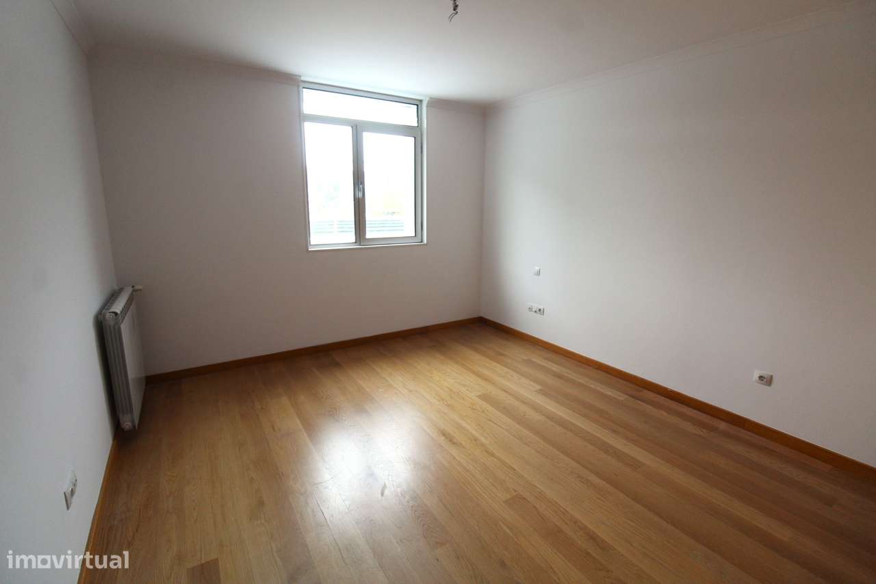 Apartamento T2 com Terraço – Zona do Fórum Viseu-10