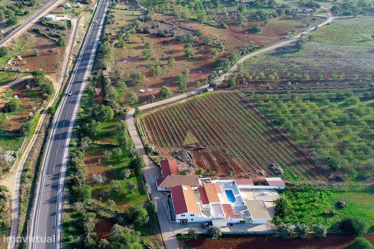 Moradia T5 mais 3 Apartamentos T2 independentes, situada em Tunes - Al - Grande imagem: 2/60