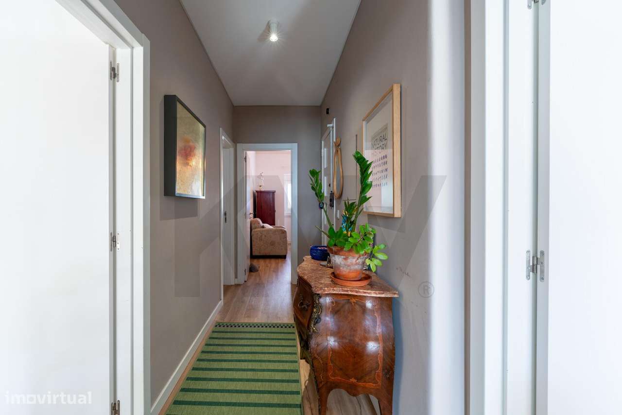 Apartamento T2 Remodelado com Terraço Privativo | Pragal, Almada - Grande imagem: 5/27