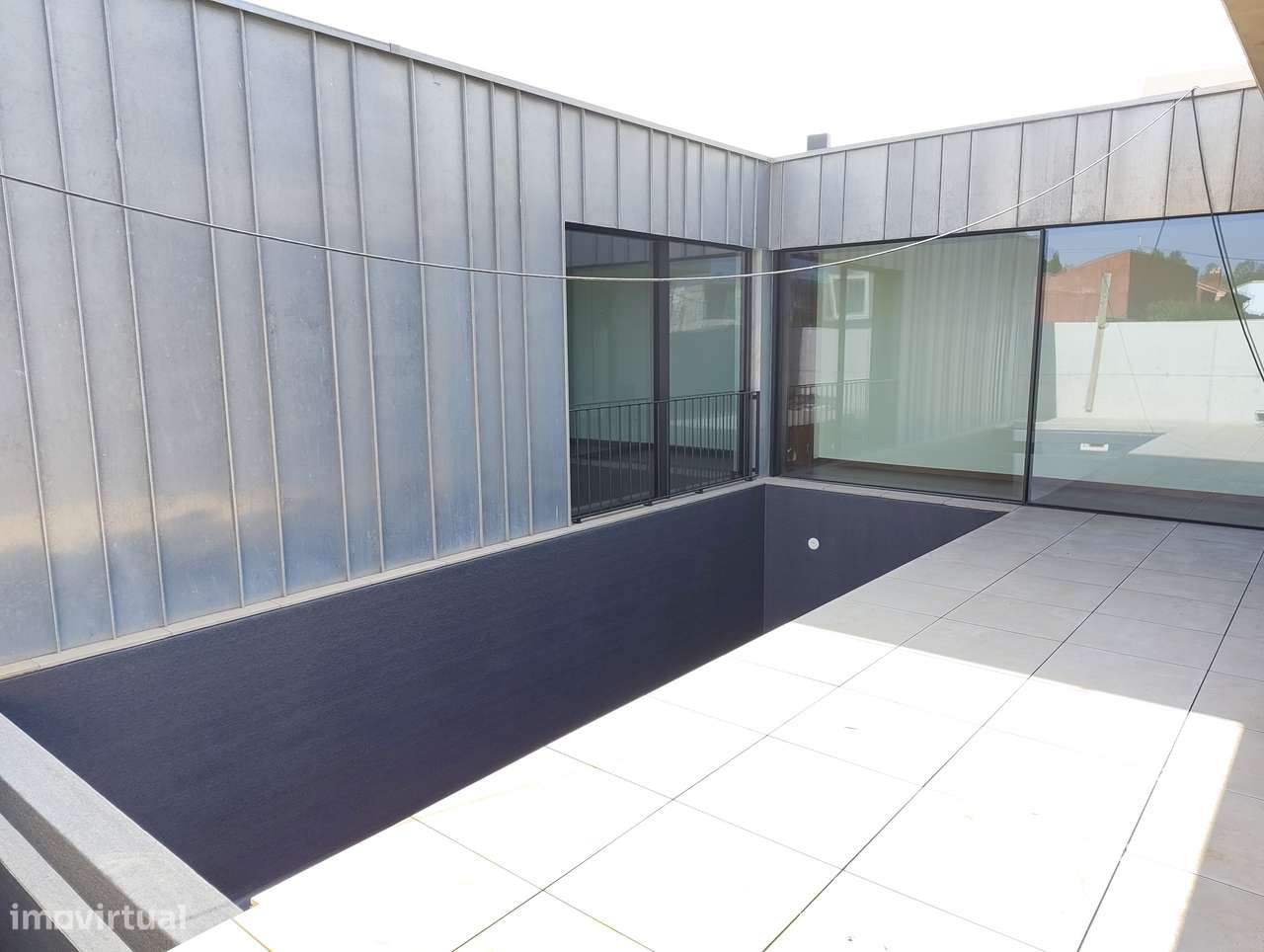 Moradia T5 com piscina e jardim em Canidelo-45