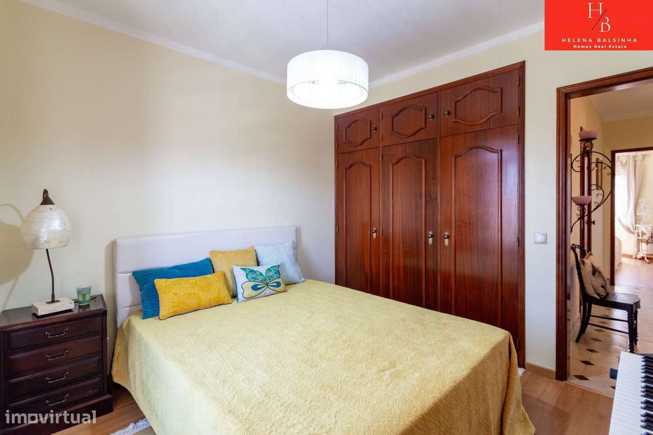 Bonita moradia V6, situada nos Casais de São Lourenço, junto à pra-45