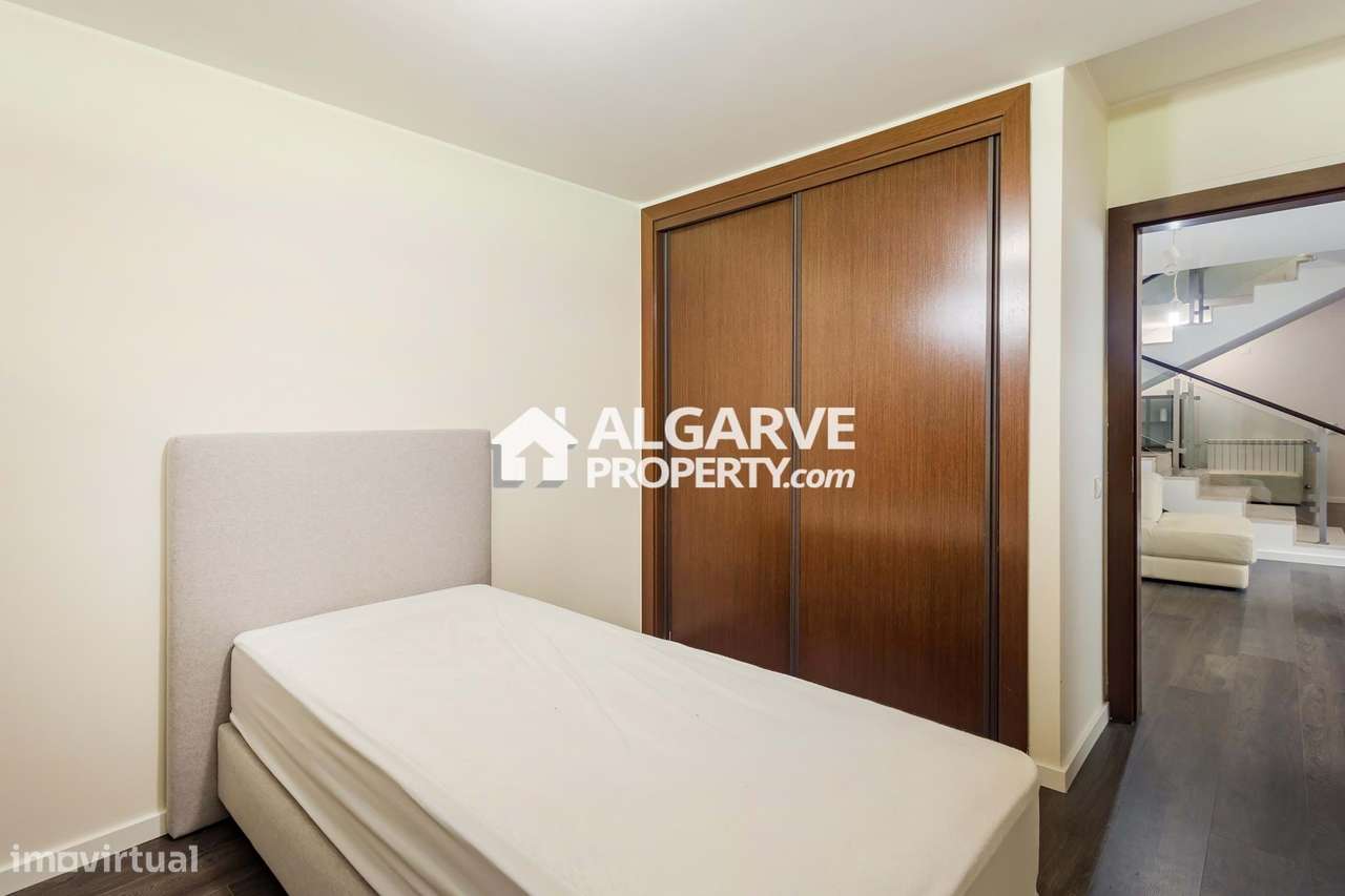 Moradia moderna V6 em condomínio com piscina. Perto de Vilamoura e pra-21