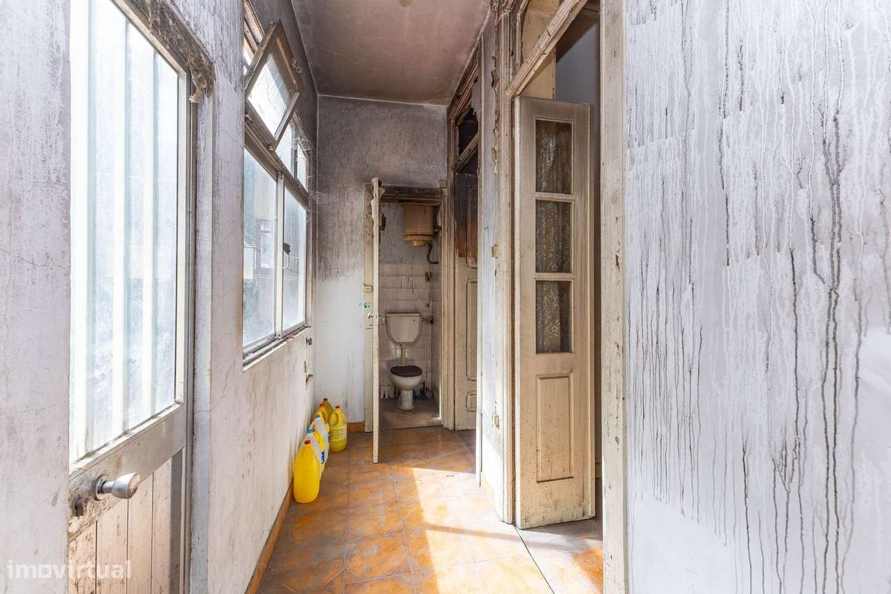 Andar Moradia T4 Duplex para Renovação Total-16