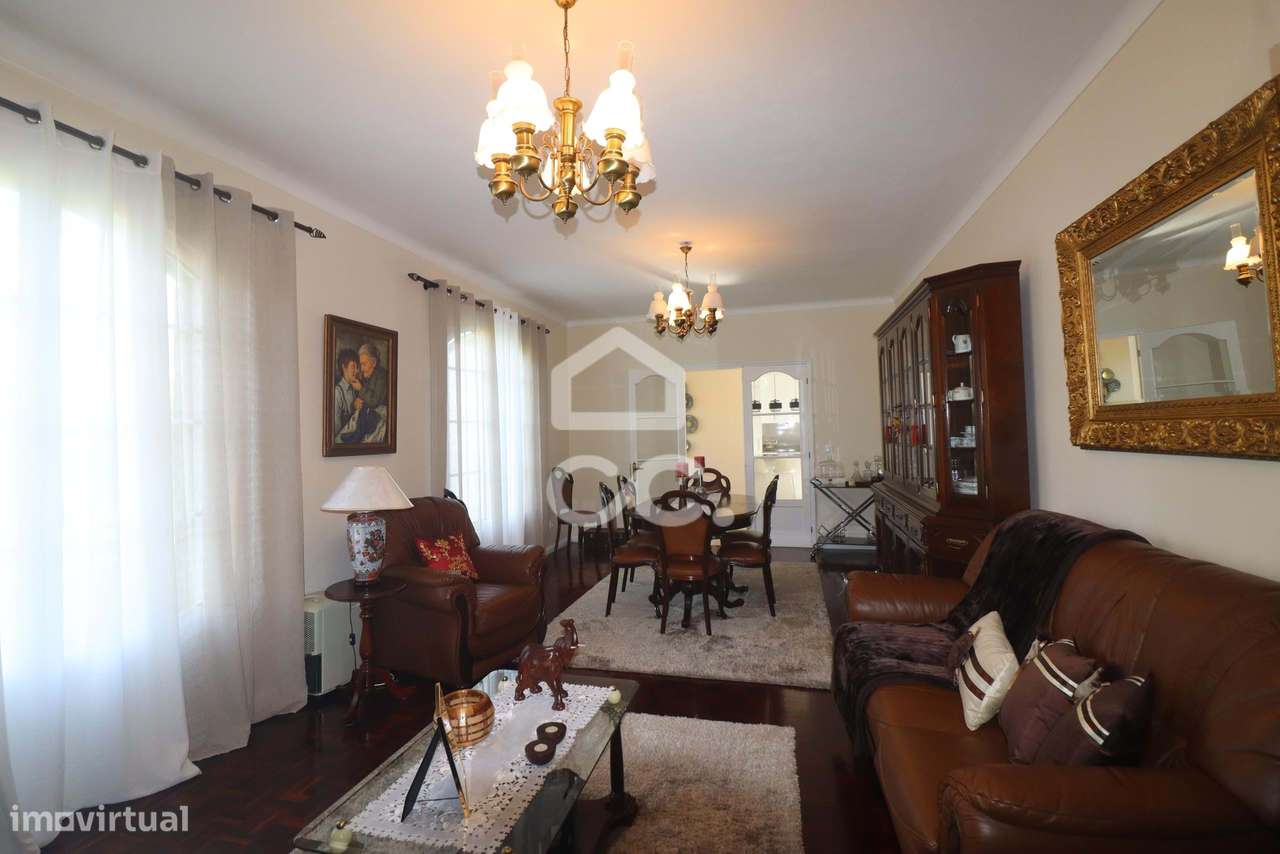 Moradia com 4 Quartos e Anexo T1  - São Vicente Ferreira - Ponta Delga-9