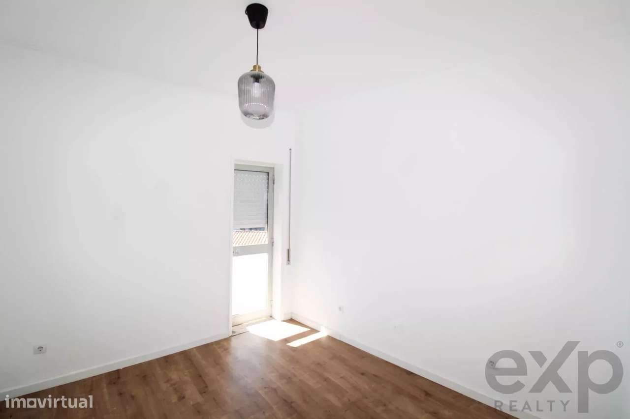 BAIXA DE PREÇO - Excelente T2 Renovado no Candal-16